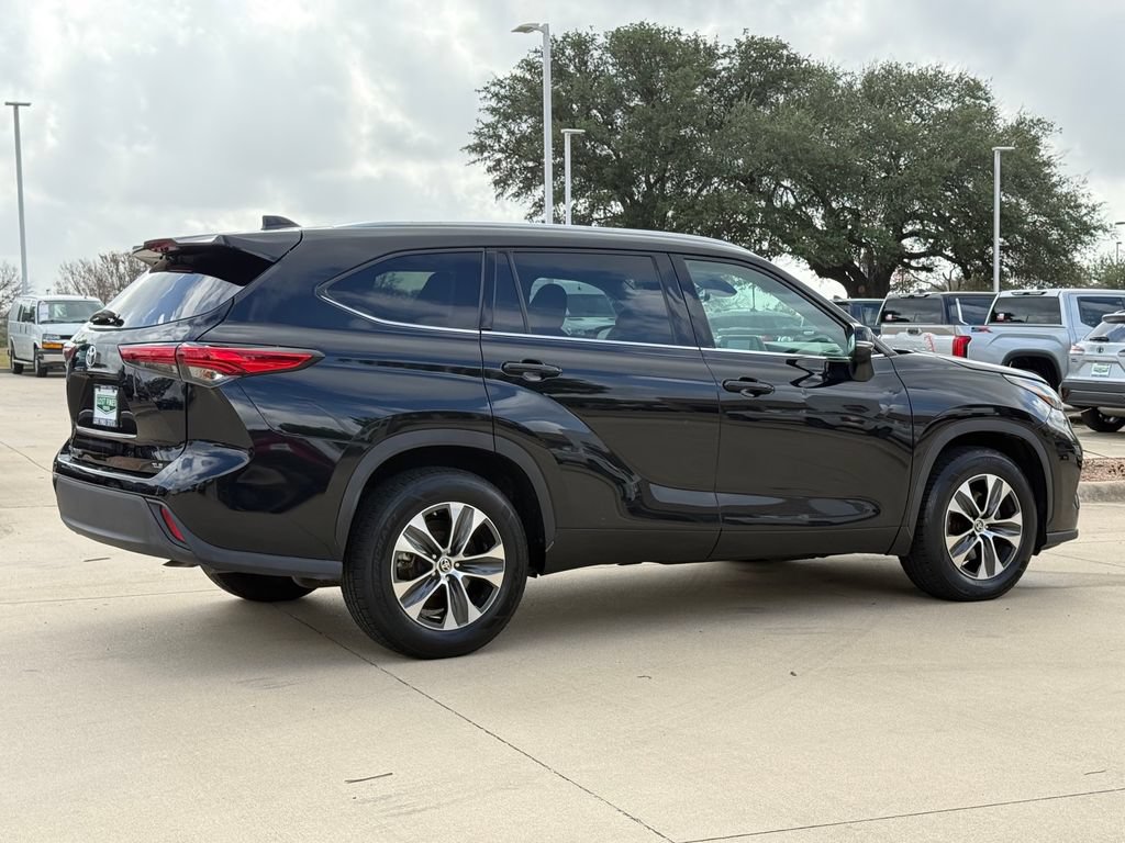 Used 2021 Toyota Highlander XLE FWD image 3