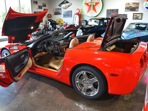Used 1998 Chevrolet Corvette Convertible w/ Memory Pkg RWD image 16
