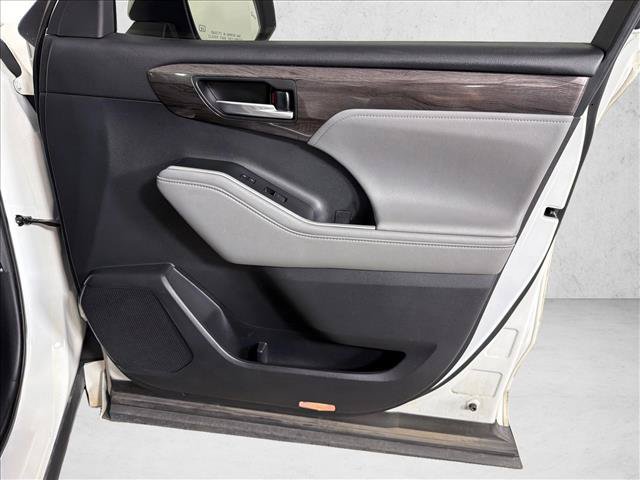 Used 2021 Toyota Highlander Platinum FWD image 16