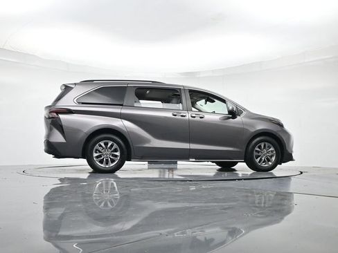 Used 2024 Toyota Sienna XLE image 31