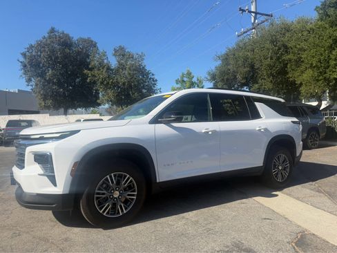 Used 2025 Chevrolet Traverse LT FWD image 2
