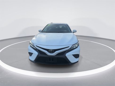 Used 2018 Toyota Camry SE image 3