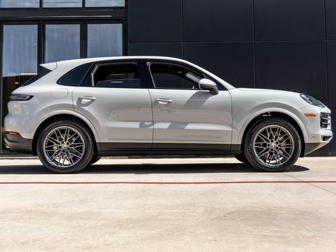 Certified 2025 Porsche Cayenne image 12