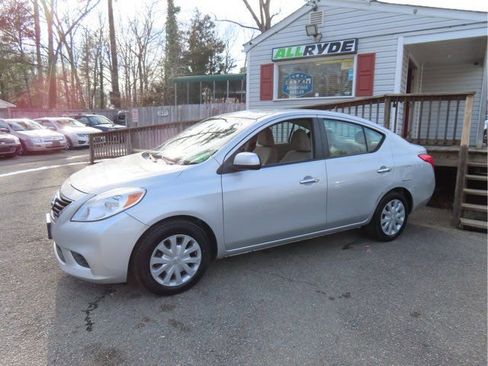 Used 2012 Nissan Versa SV image 1