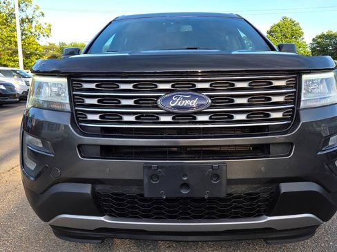 Used 2017 Ford Explorer XLT w/ Equipment Group 202A AWD/4WD image 4