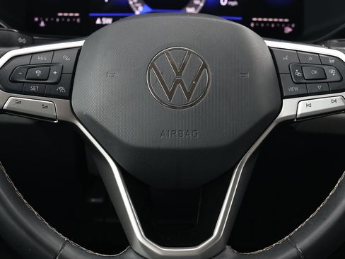 Used 2024 Volkswagen Taos SE image 18