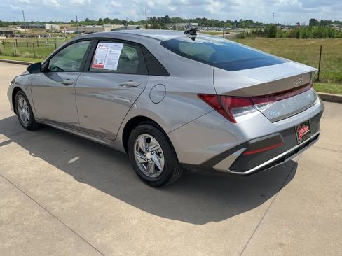Used 2025 Hyundai Elantra SE FWD image 7