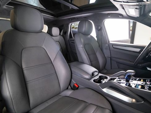 Certified 2022 Porsche Cayenne Turbo AWD/4WD image 17