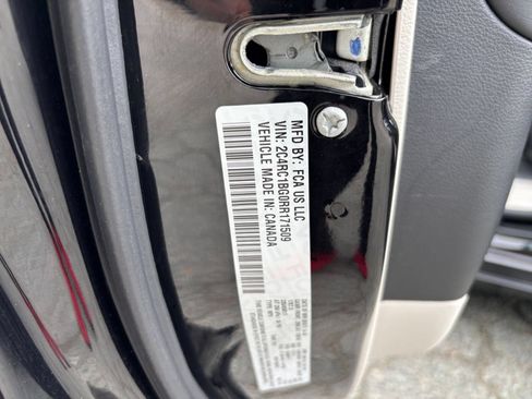 Used 2024 Chrysler Pacifica Touring-L FWD image 33
