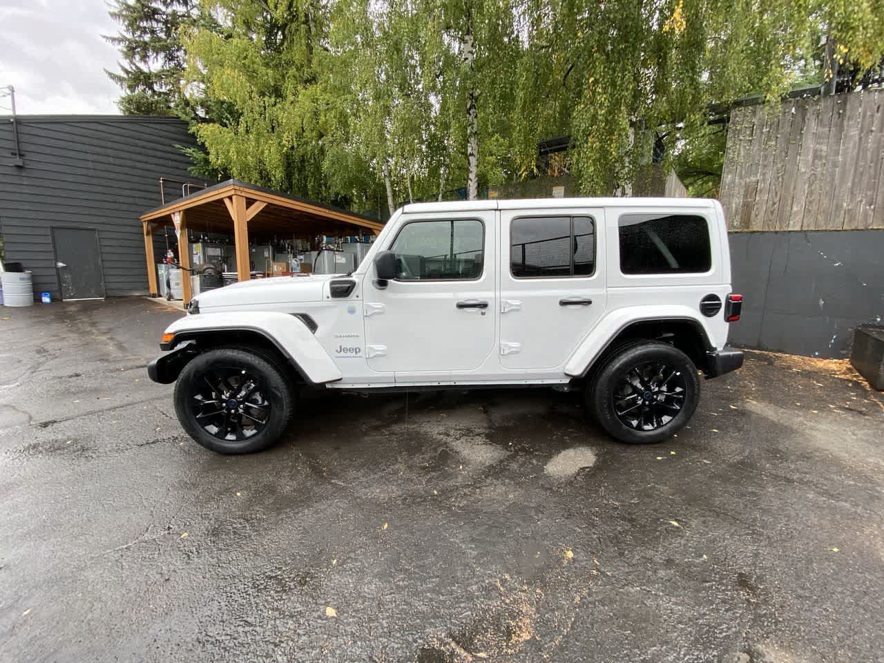 Used 2024 Jeep Wrangler Unlimited Sahara AWD/4WD image 3