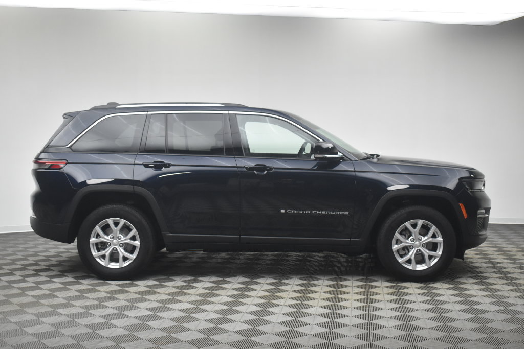 Used 2023 Jeep Grand Cherokee Limited w/ Trailer Tow Prep Group (B) AWD/4WD image 11
