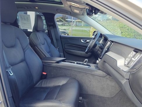 Used 2025 Volvo XC60 B5 Plus image 28