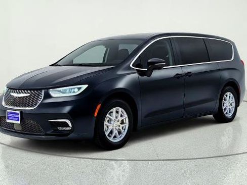 Used 2023 Chrysler Pacifica Touring-L FWD image 3