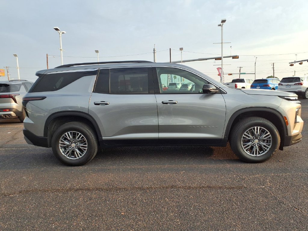 Used 2025 Chevrolet Traverse LT w/ Driver Confidence Package FWD image 8