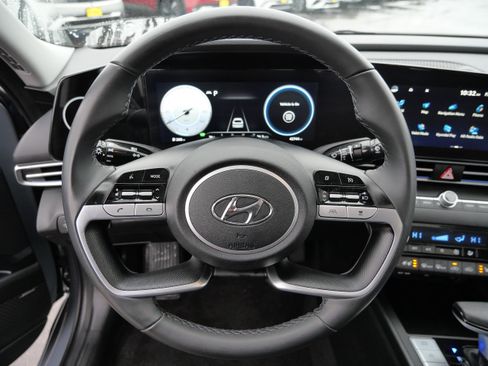 Certified 2022 Hyundai Elantra Limited w/ Preferred Accessory Package image 26