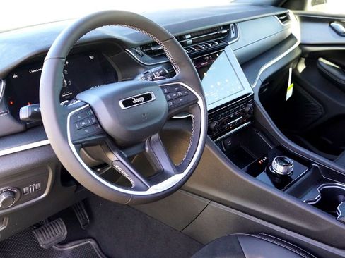 New 2025 Jeep Grand Cherokee Altitude image 8