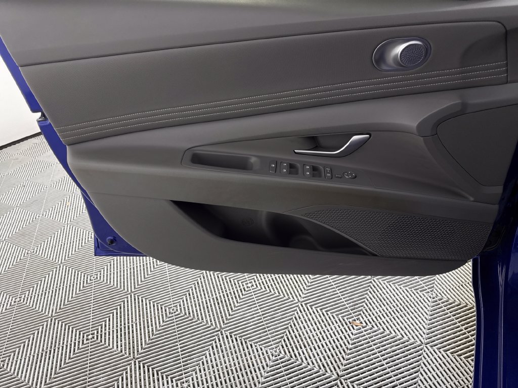 Used 2025 Hyundai Elantra Sport FWD image 12
