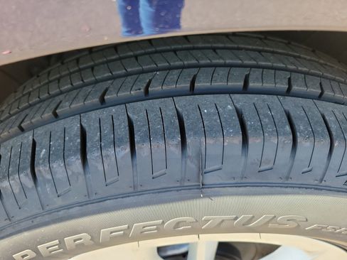 Used 2024 Kia Carnival LX image 32