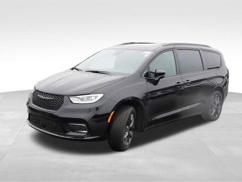 New 2026 Chrysler Pacifica Limited w/ S Appearance Package AWD/4WD image 7
