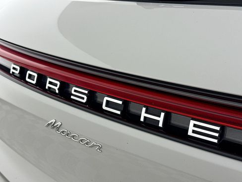 Certified 2024 Porsche Macan AWD/4WD image 32