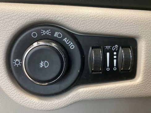 Used 2020 Chrysler Pacifica Touring w/ Cold Weather Group FWD image 13