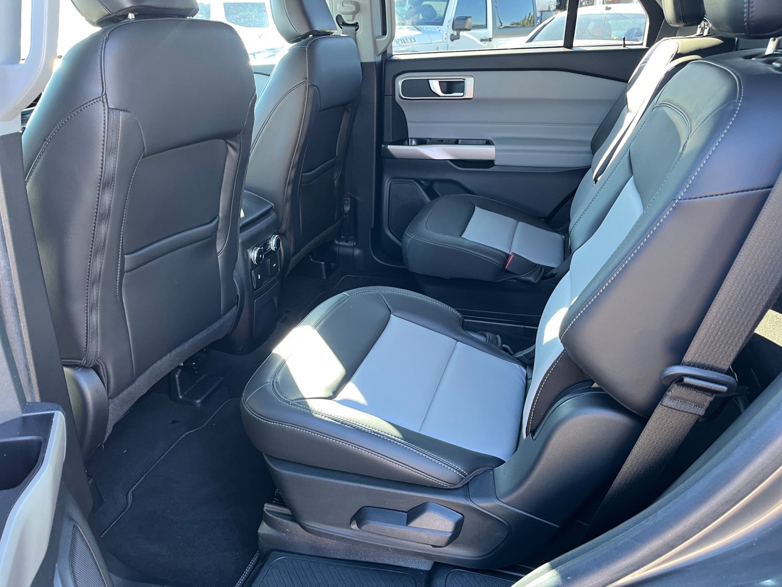Used 2023 Ford Explorer XLT w/ Equipment Group 202A RWD image 28
