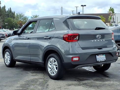 Used 2021 Hyundai Venue SE image 2