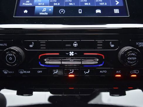 Used 2023 Jeep Grand Cherokee Altitude image 35