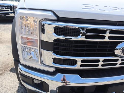 New 2025 Ford F550 4x4 Crew Cab image 9