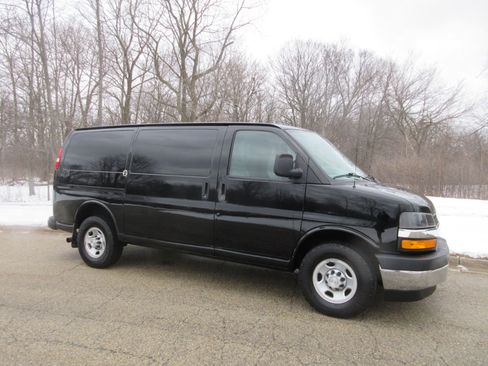 Used 2018 Chevrolet Express 2500 w/ Driver Convenience Package image 4