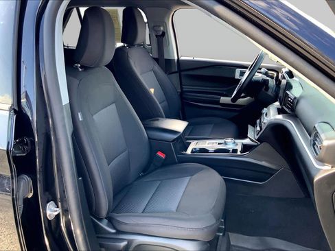 Used 2023 Ford Explorer XLT RWD image 9