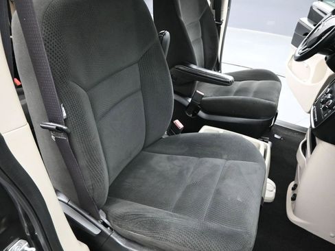 Used 2016 Dodge Grand Caravan SE image 22