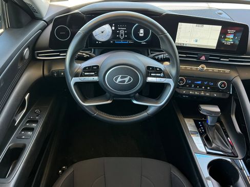 Used 2025 Hyundai Elantra SEL FWD image 14