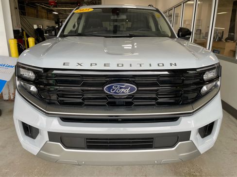Used 2025 Ford Expedition Max Platinum w/ Driver's Package AWD/4WD image 3