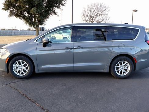 Used 2023 Chrysler Pacifica Touring-L image 2