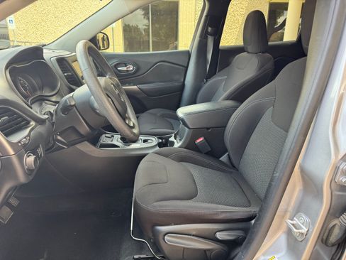 Used 2020 Jeep Cherokee Latitude FWD image 10