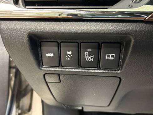 Used 2013 Toyota Avalon Limited w/ Technology Pkg FWD image 14