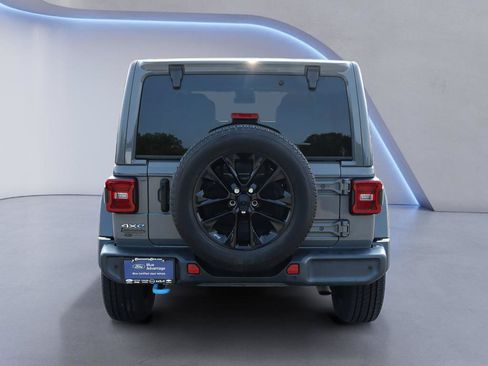 Used 2022 Jeep Wrangler Unlimited Sahara w/ Cold Weather Group AWD/4WD image 6