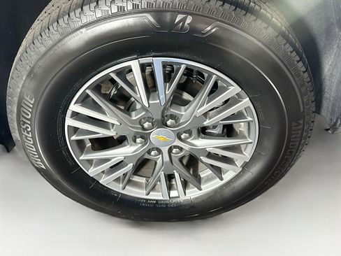 Used 2025 Chevrolet Traverse LT image 11