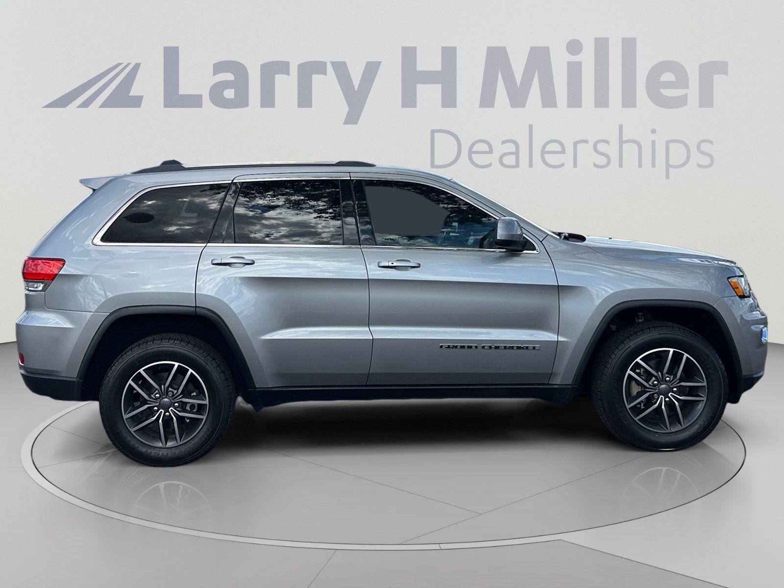 Certified 2019 Jeep Grand Cherokee Laredo w/ 18" Wheel & 8.4" Radio Group AWD/4WD image 6