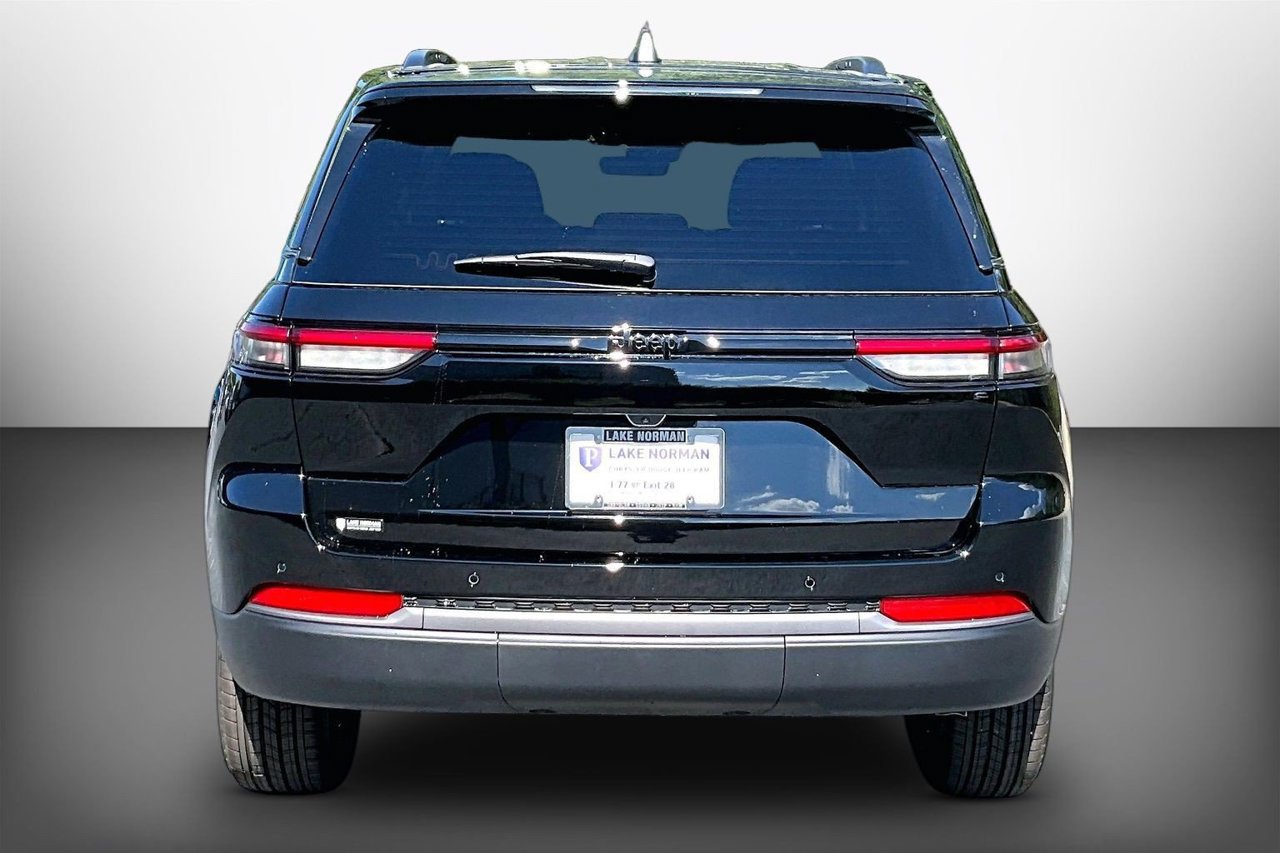 New 2027 Jeep Grand Cherokee Altitude RWD image 7