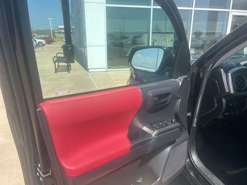 Used 2022 Toyota Tacoma SR5 image 9