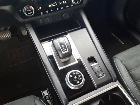 Used 2023 Mitsubishi Outlander SE image 16