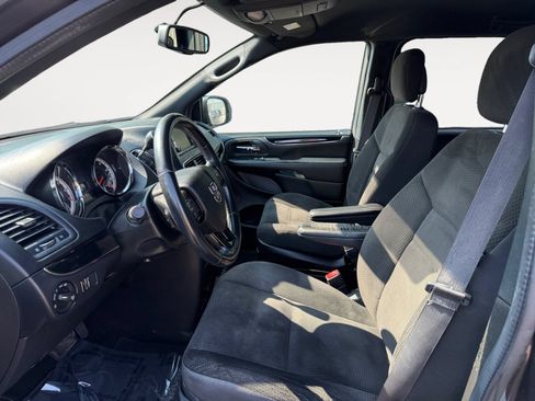 Used 2018 Dodge Grand Caravan SE FWD image 9