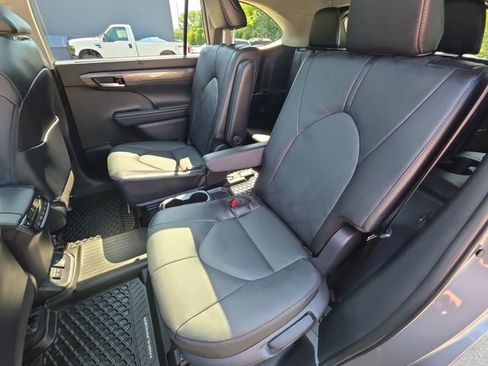 Used 2025 Toyota Highlander Platinum AWD/4WD image 23