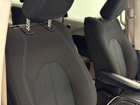 Used 2021 Chrysler Pacifica Touring w/ Uconnect Theater Family Group image 9