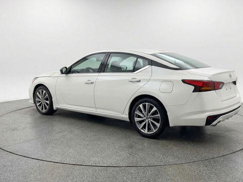 Used 2025 Nissan Altima 2.5 SV FWD image 6