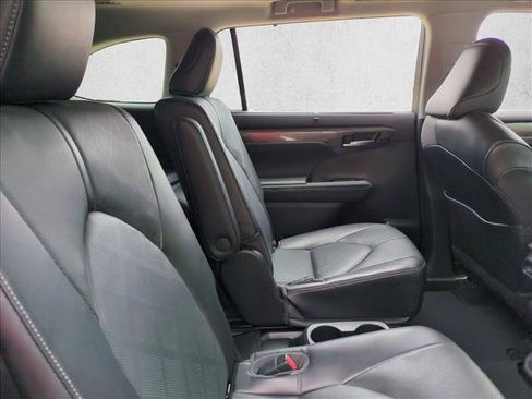 Used 2022 Toyota Highlander Platinum AWD/4WD image 21