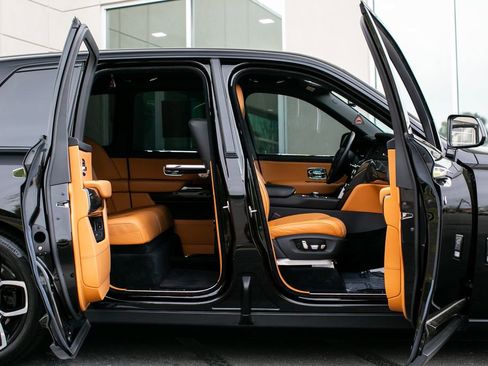 Used 2022 Rolls-Royce Cullinan Black Badge image 5