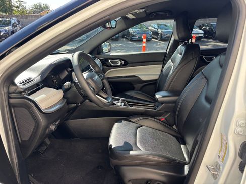 Used 2025 Jeep Compass Limited image 27